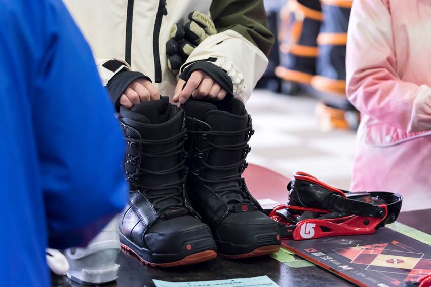 スキーレンタル料金の完全ガイド｜相場・エリア別比較・お得に借りる方法