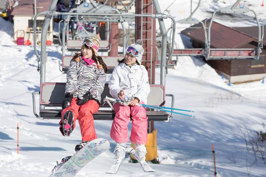 スキー場リフトの種類や乗り降り方法は？リフト券を安く購入する方法も解説